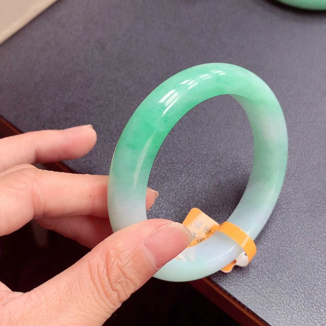 翡翠手镯未镶嵌缅甸翡翠
