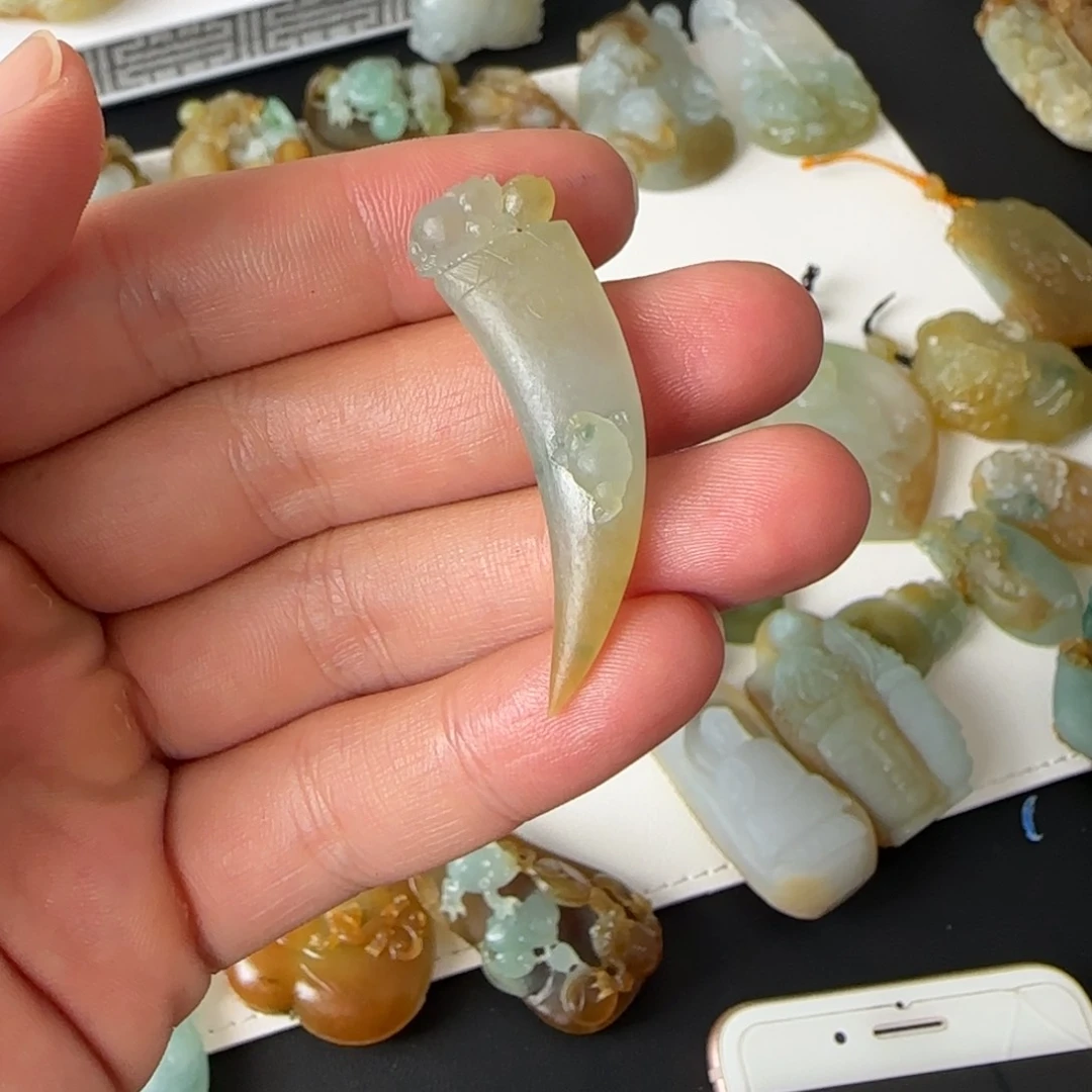 未镶嵌定制翡翠与**行金蟾 牙题材 毛货