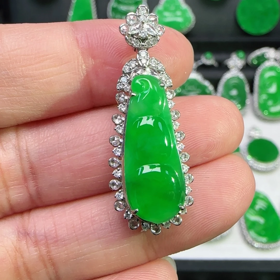 翡翠18K金镶嵌颈饰吊坠