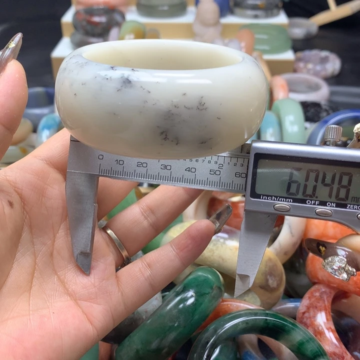 未镶嵌手镯石英质玉