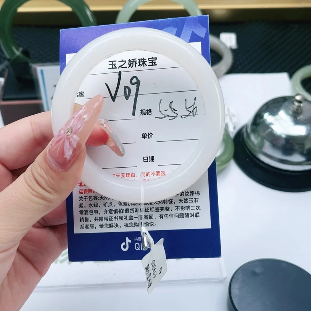 【闪购商品】和田玉手镯未镶嵌乌****！