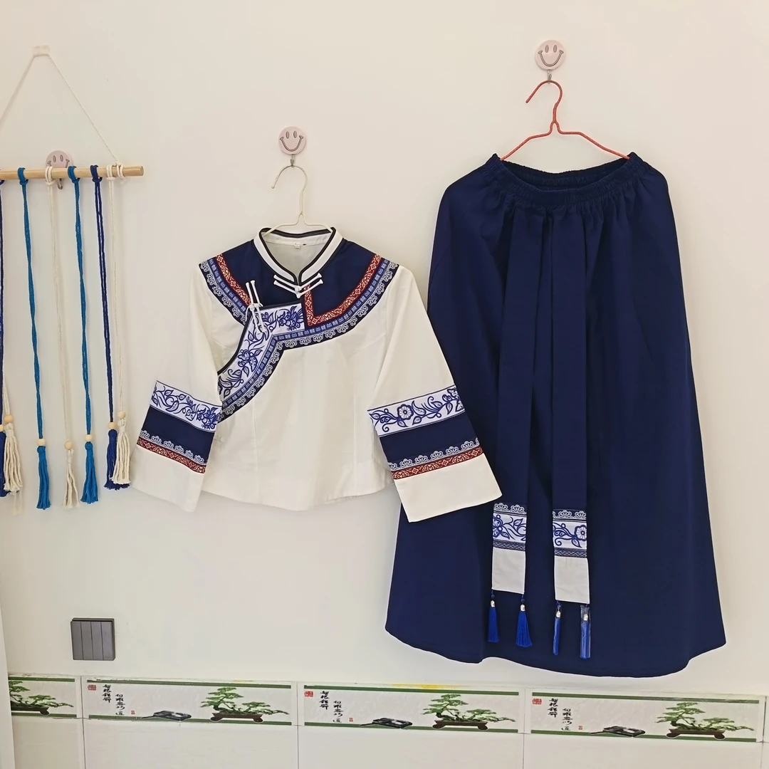 青花瓷配色布依族服饰套装