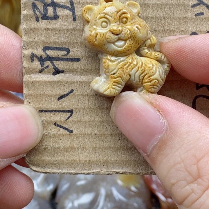 颈饰未镶嵌硅化珊瑚（珊瑚玉）锦****玉