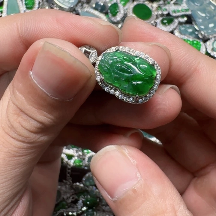 翡翠未镶嵌颈饰天然A货翡翠放漏