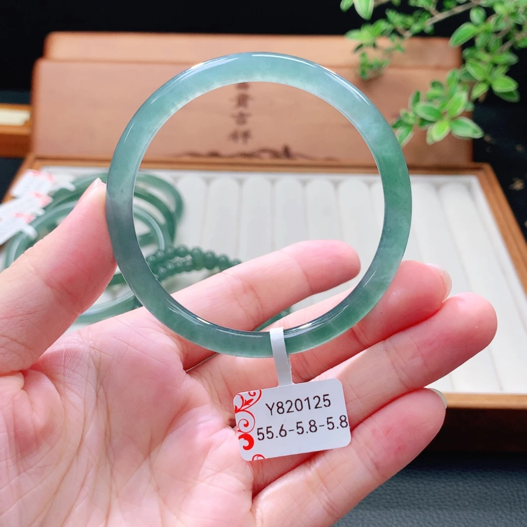 未镶嵌手镯（圆镯）翡翠