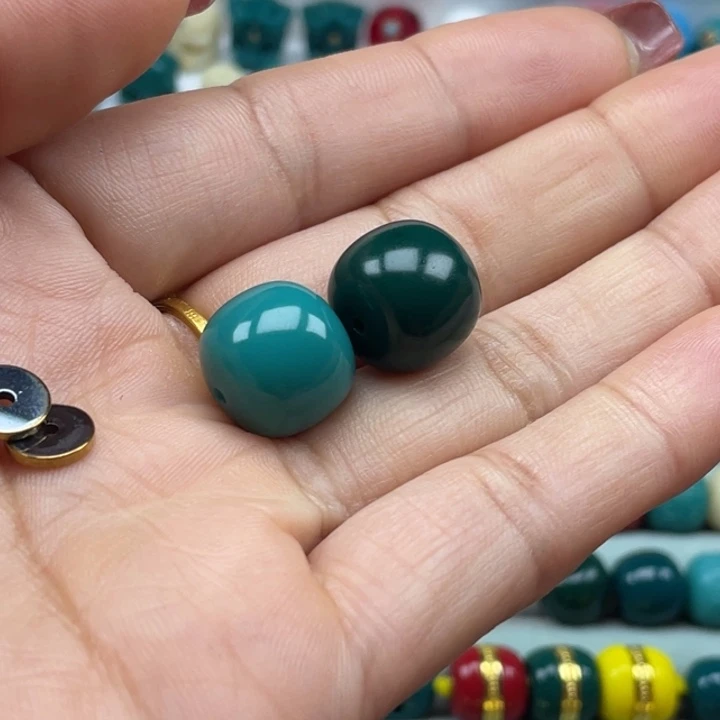 琉璃颈饰雪巴琉璃