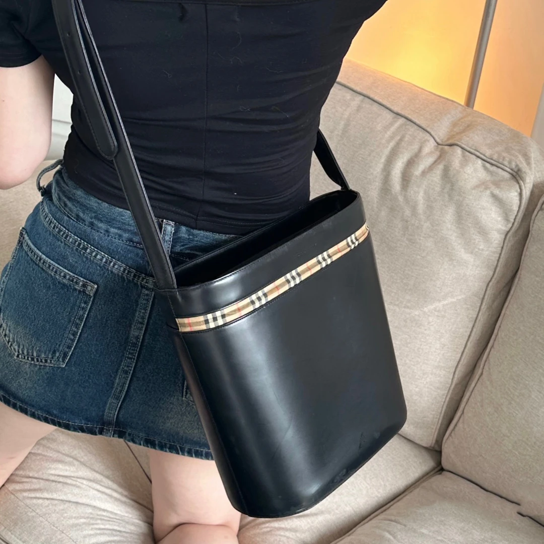 95新 BURBERRY/博柏利 XM/学院风ins黑拼格水桶单肩包/HY01614513