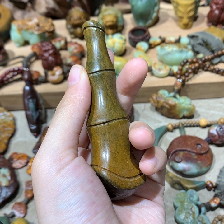 未镶嵌岫岩河磨玉（透闪石质玉）挂件