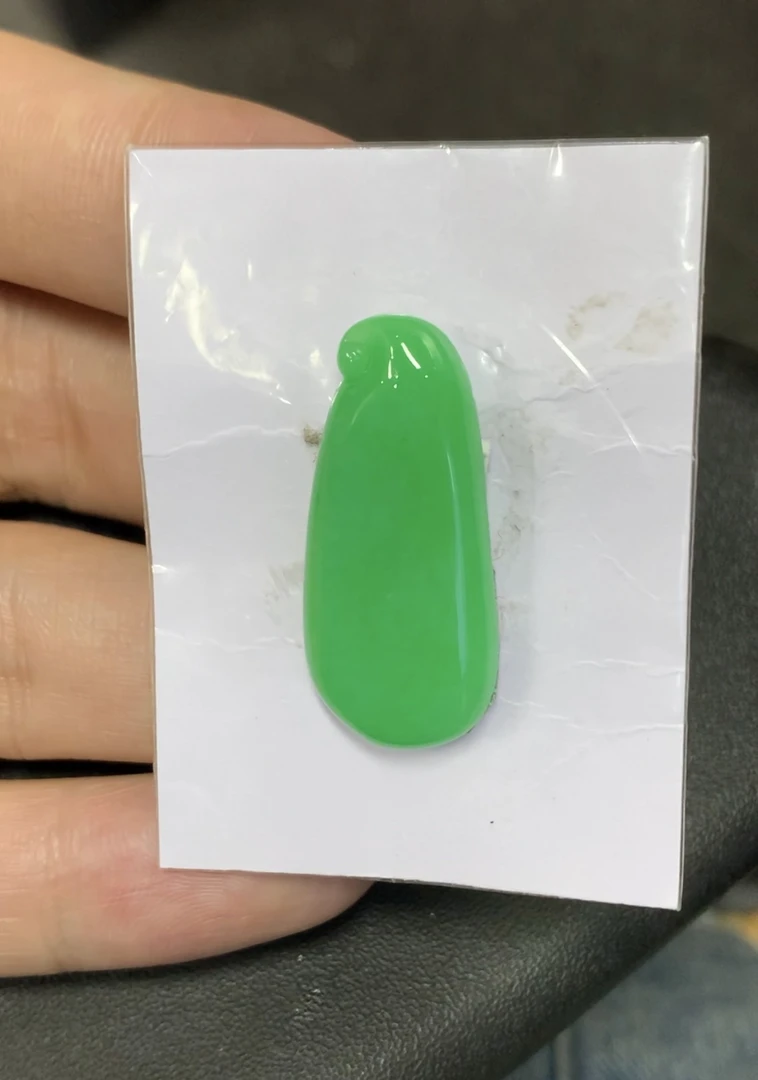 天然a货缅甸翡翠，厚装饱满满绿大福瓜吊坠，满色满绿绿色