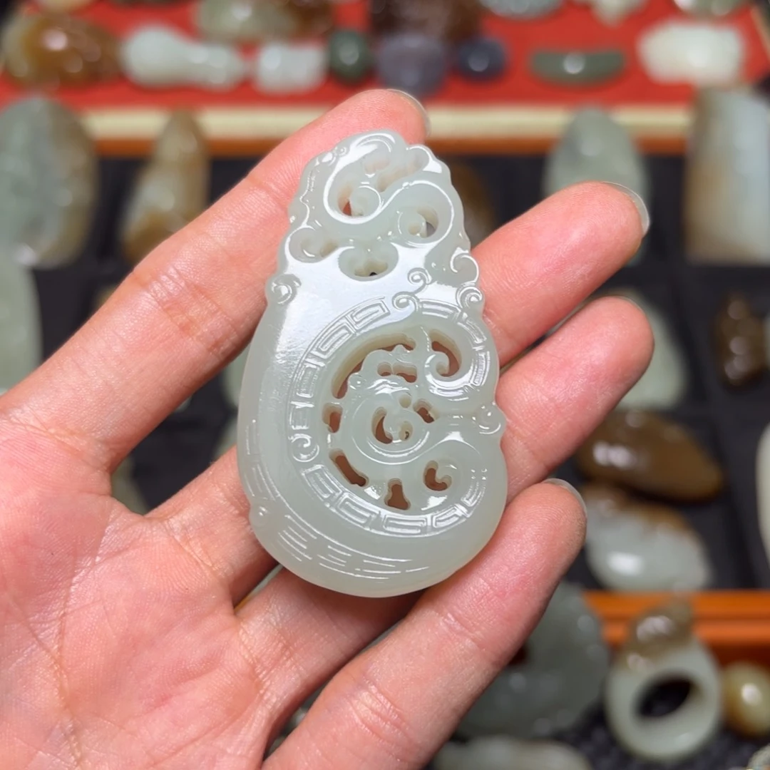 和田玉未镶嵌颈饰半*烟