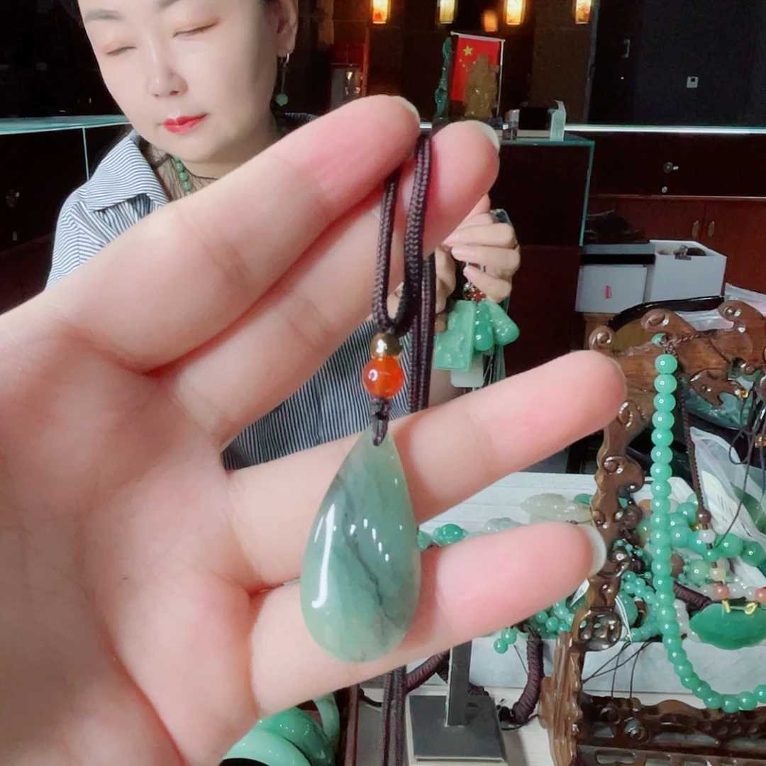 颈饰未镶嵌密玉（石英质玉）