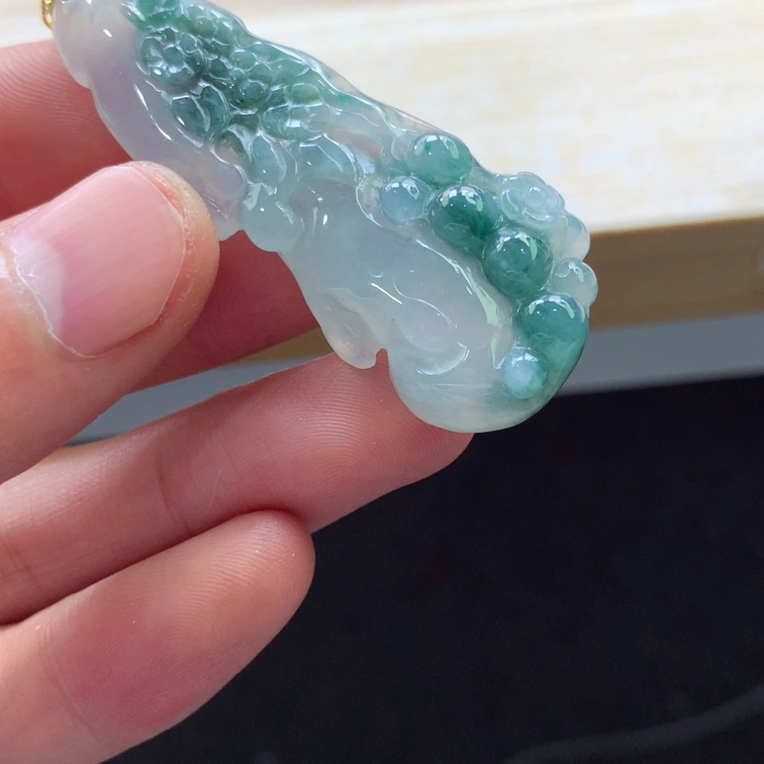 翡翠颈饰18K金镶嵌吊坠