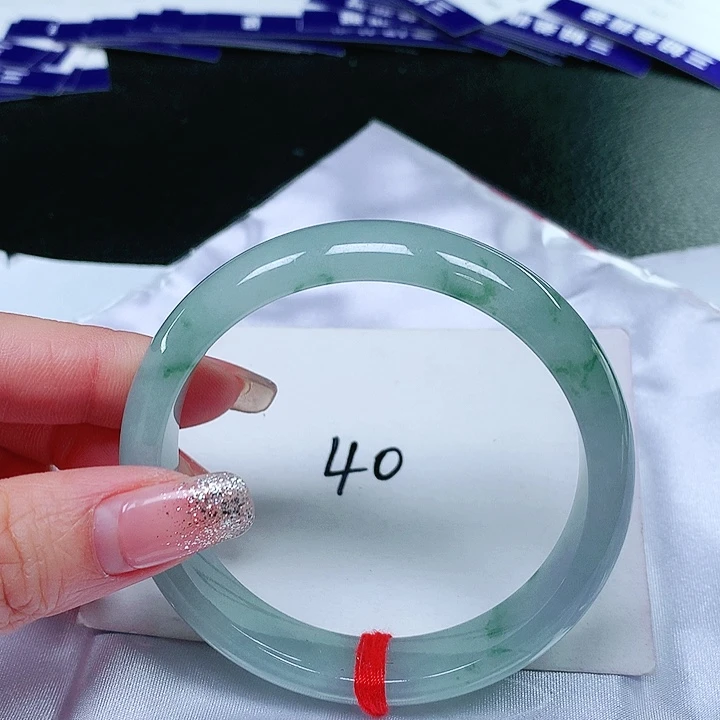 翡翠手镯未镶嵌翡翠手镯未镶嵌