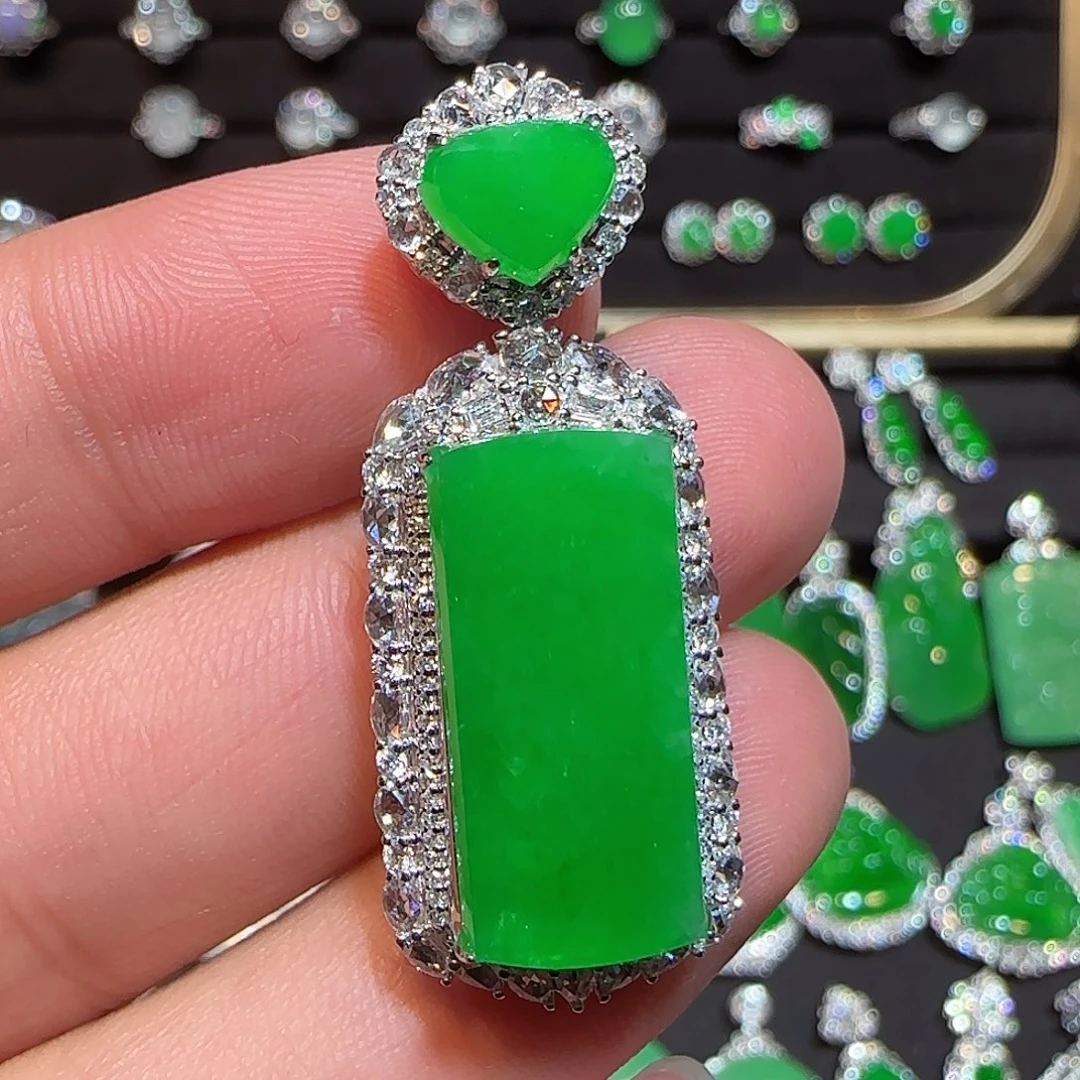 颈饰18K金镶嵌翡翠无事牌吊坠