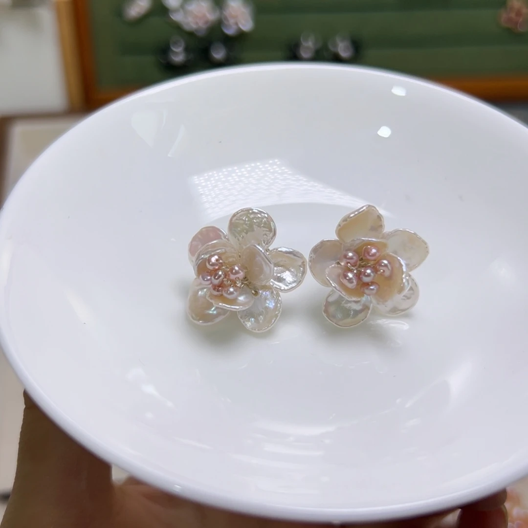 无磁石白色双层花朵耳钉