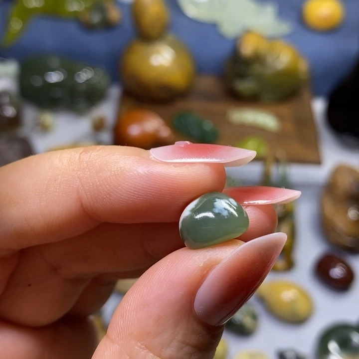 透闪石质玉未镶嵌挂件随形珠