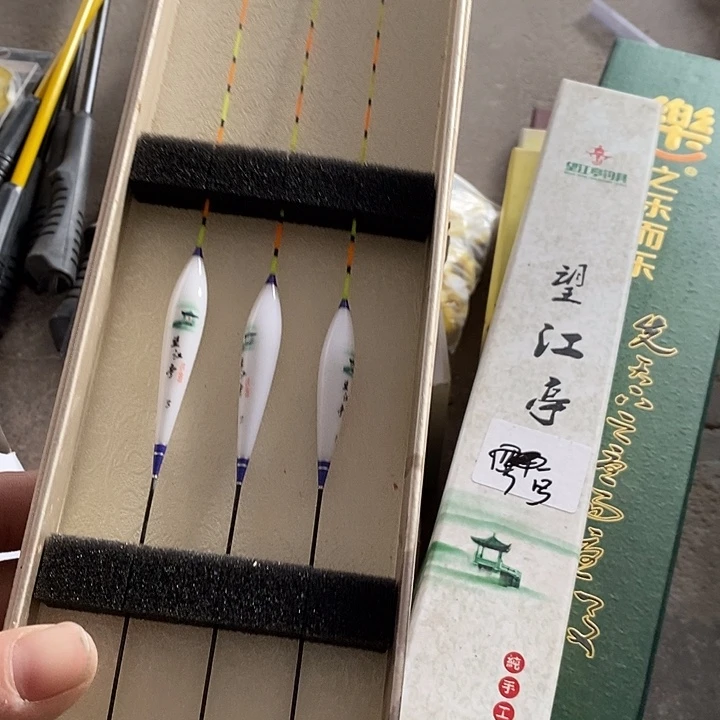 8号鱼漂一盒，，。，，