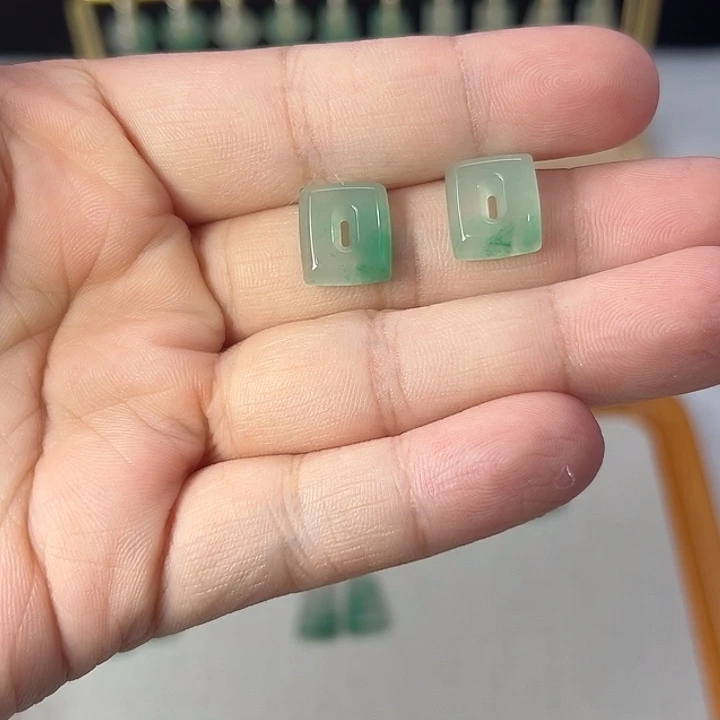 石英质玉（非洲翠）未镶嵌耳坠