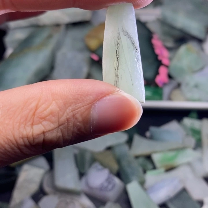 翡翠未镶嵌颈饰翡翠未镶嵌颈饰