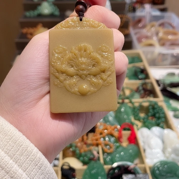 石英质玉未镶嵌颈饰