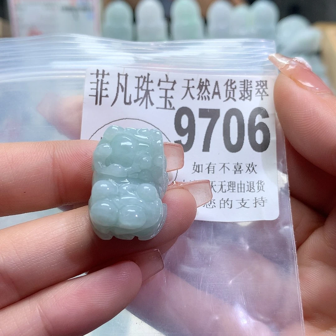 翡翠未镶嵌颈饰，