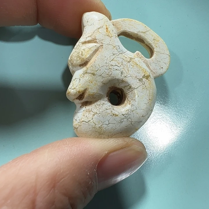 透闪石质玉未镶嵌挂件