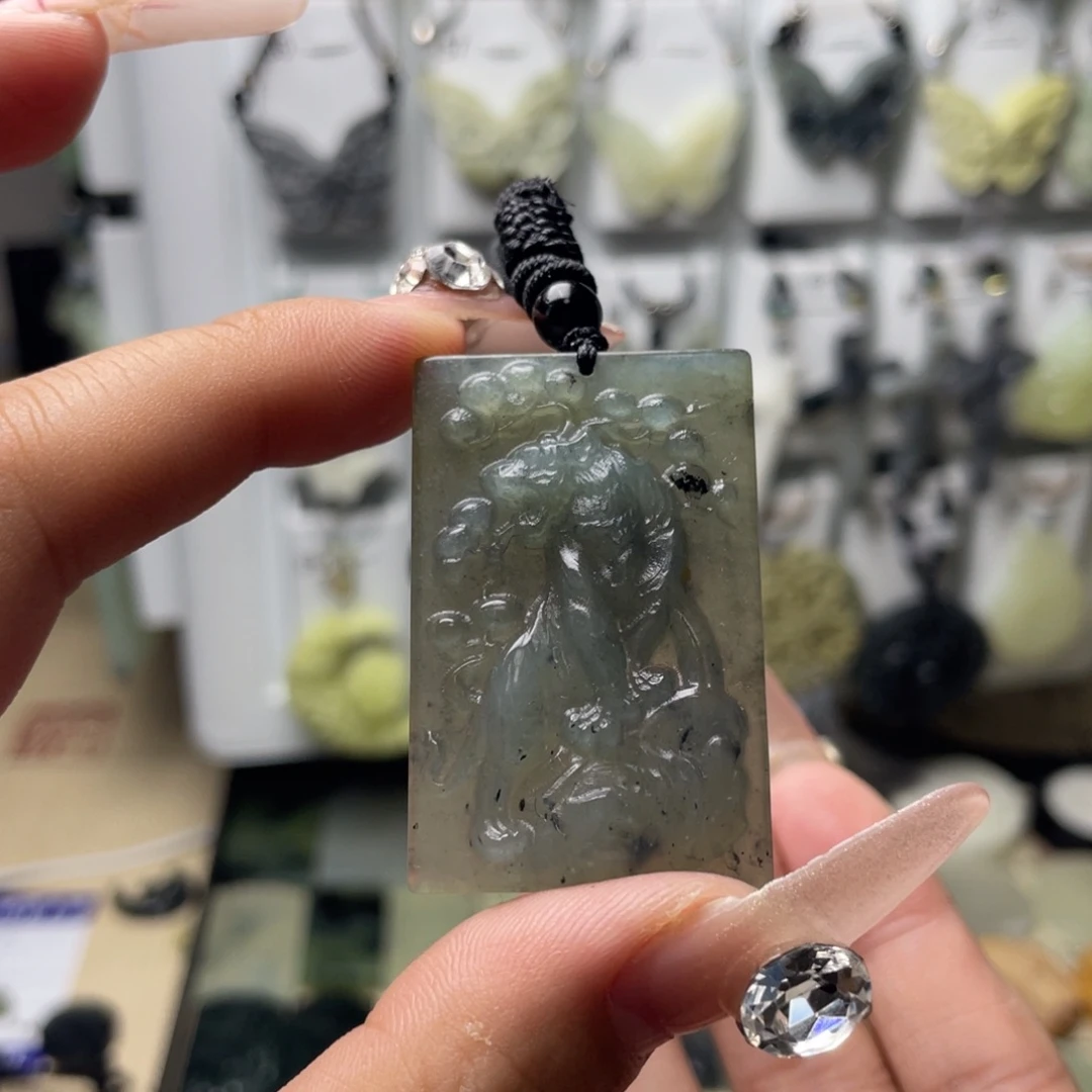 岫玉颈饰未镶嵌虎牌