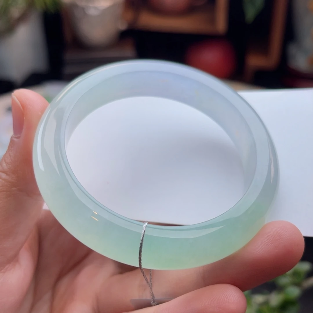 未镶嵌手镯翡翠长得很大牌