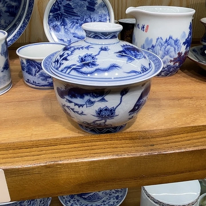小****青花淡水鱼藻纹盖碗