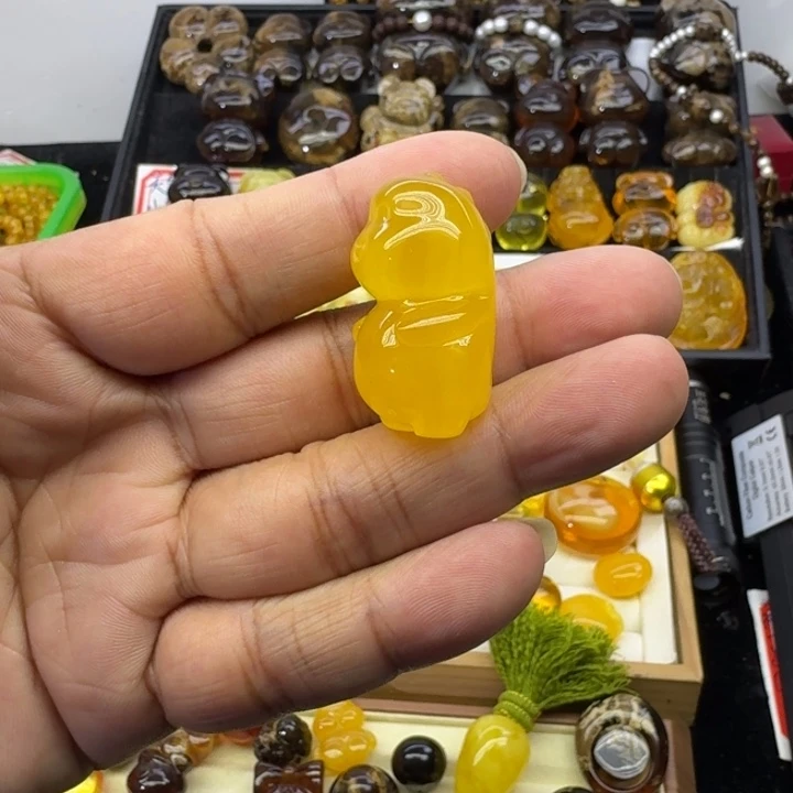 蜜蜡未镶嵌颈饰奶龙