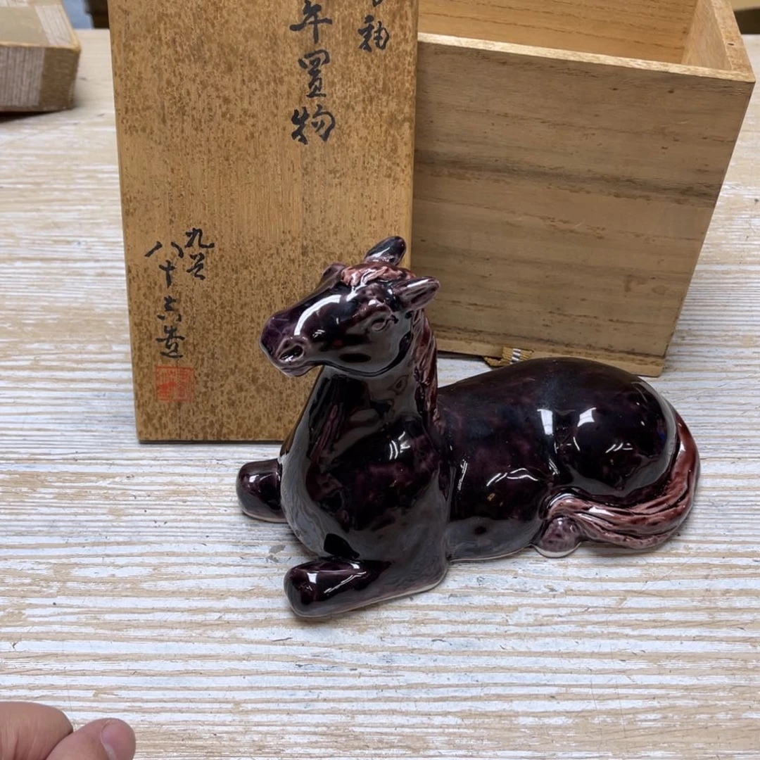 瓷片密密麻麻地排列着