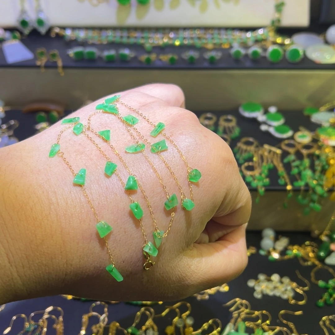 颈饰18K金镶嵌翡翠满天星45c m