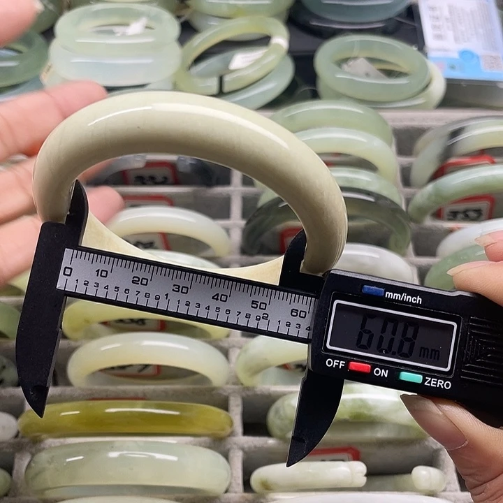 蛇纹石玉未镶嵌手镯，333