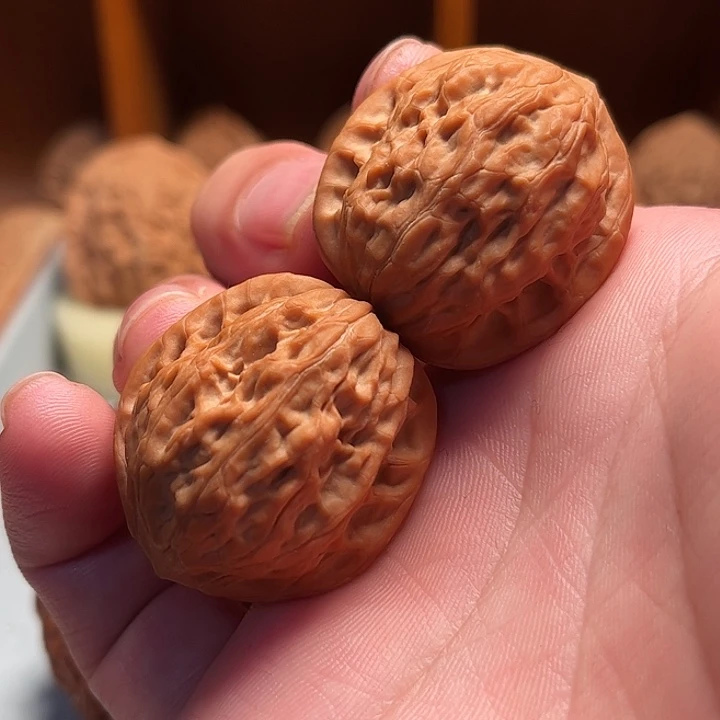 新***8文玩核桃吊坠原树野核红玉