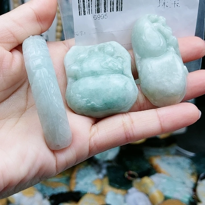 颈饰足铂镶嵌翡翠翡翠