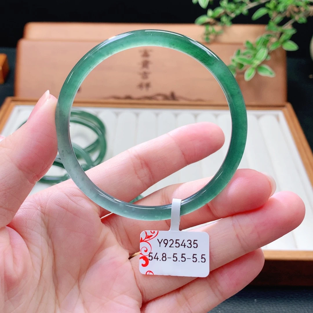 翡翠未镶嵌手镯（圆镯）