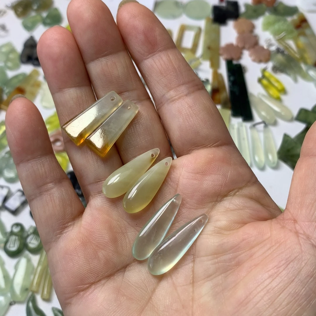****千未镶嵌蛇纹石玉耳环