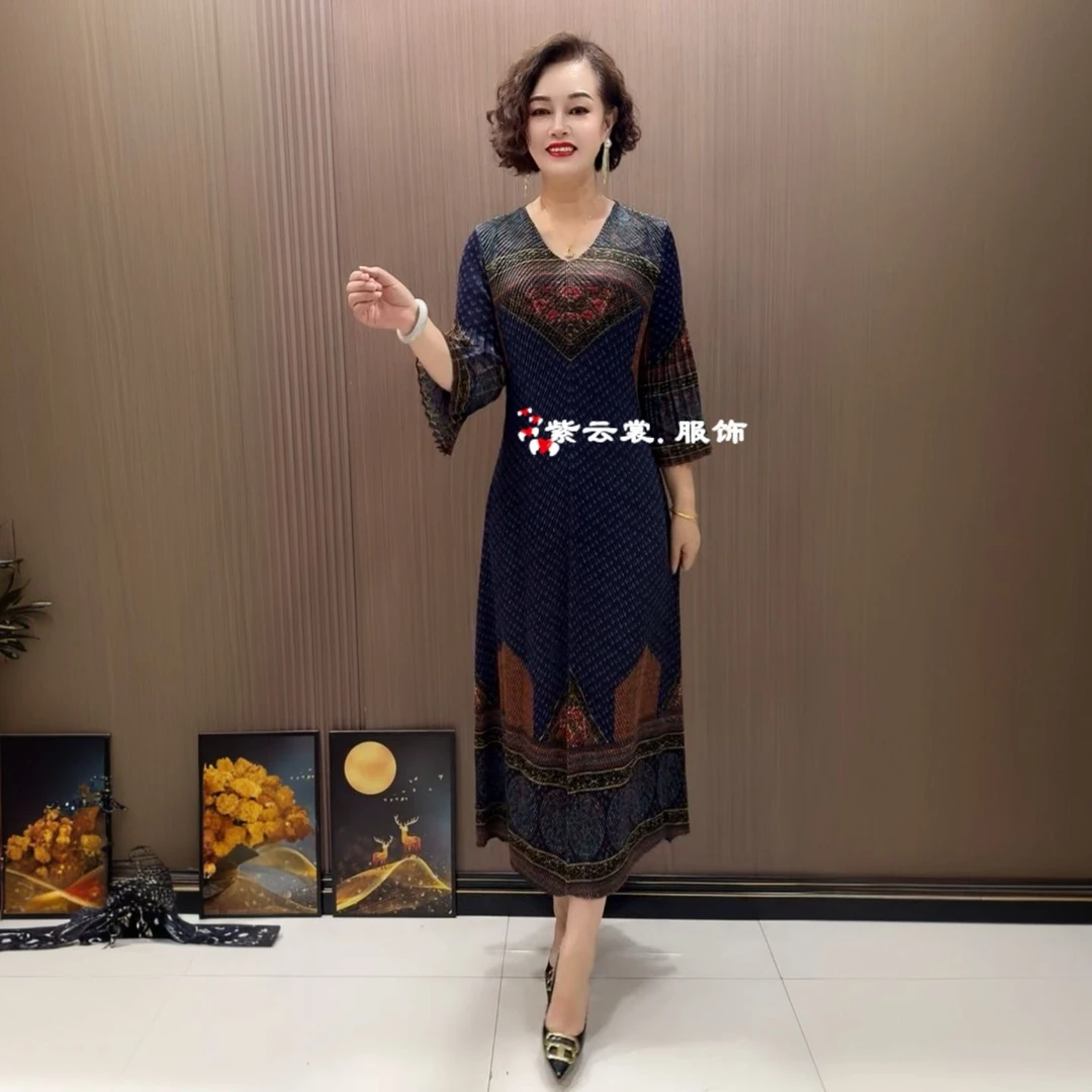 高端阔太太洋气中年妈妈褶皱秋装气质大码长裙弹力V领百褶连衣裙
