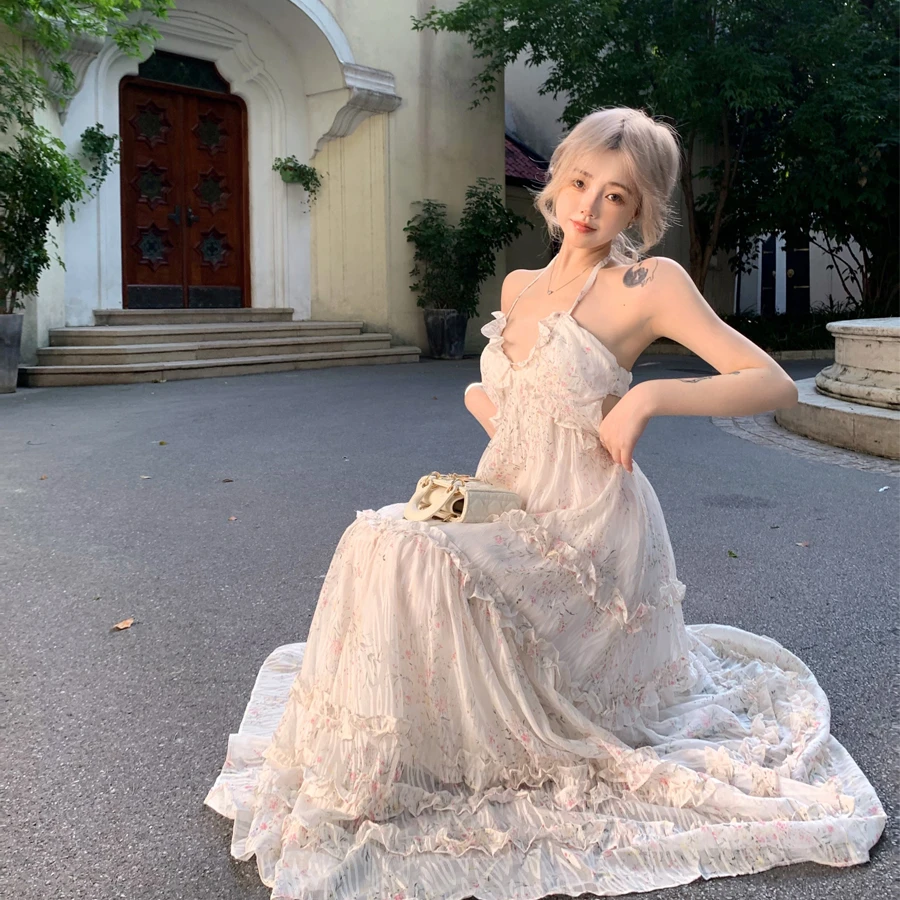 法式性感纯欲风挂脖连衣裙女夏季长款海边度假风露背裙子碎花裙