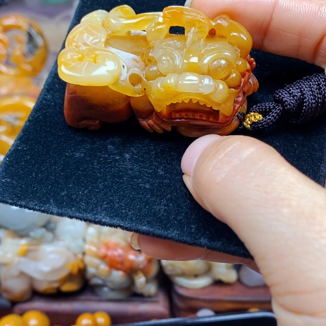 未镶嵌石英质玉（黄龙玉）颈饰