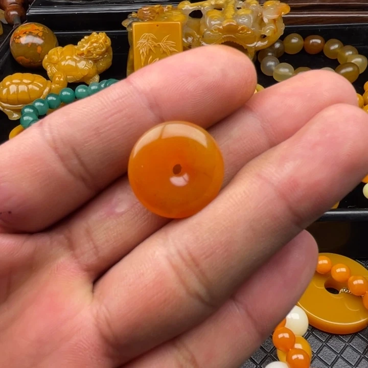 未镶嵌石英质玉（黄龙玉）颈饰