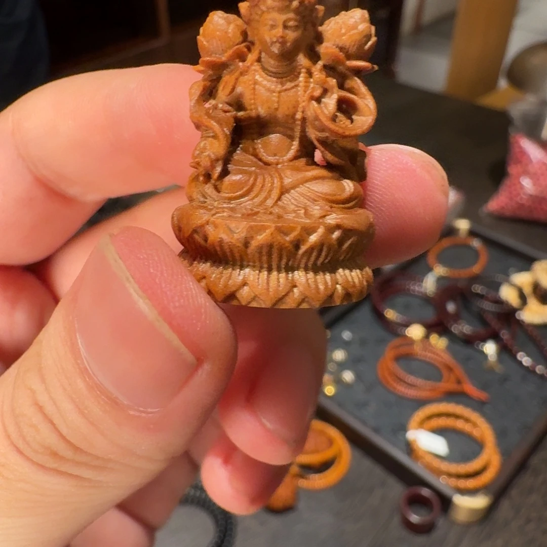 檀香木随身佛立体雕刻
