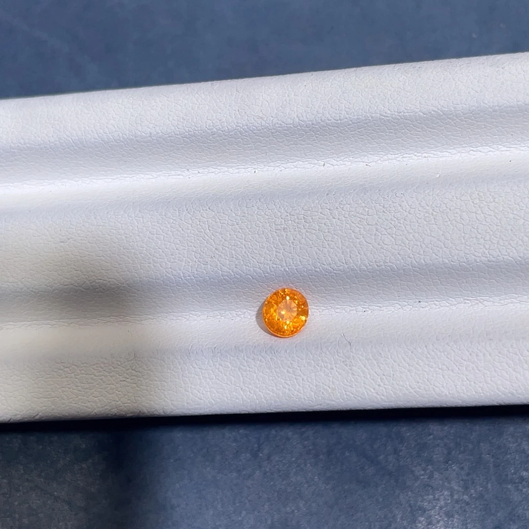 未镶嵌石榴石（芬达石）裸石0.9ct汽水色 特价