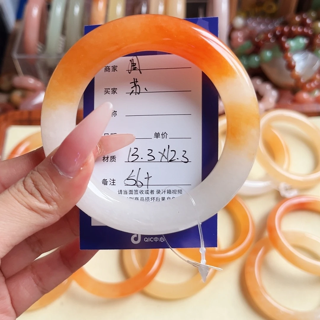 苏***木石英质玉未镶嵌手镯