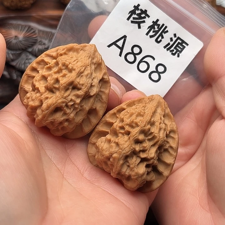 文玩核桃吊坠梨木台41