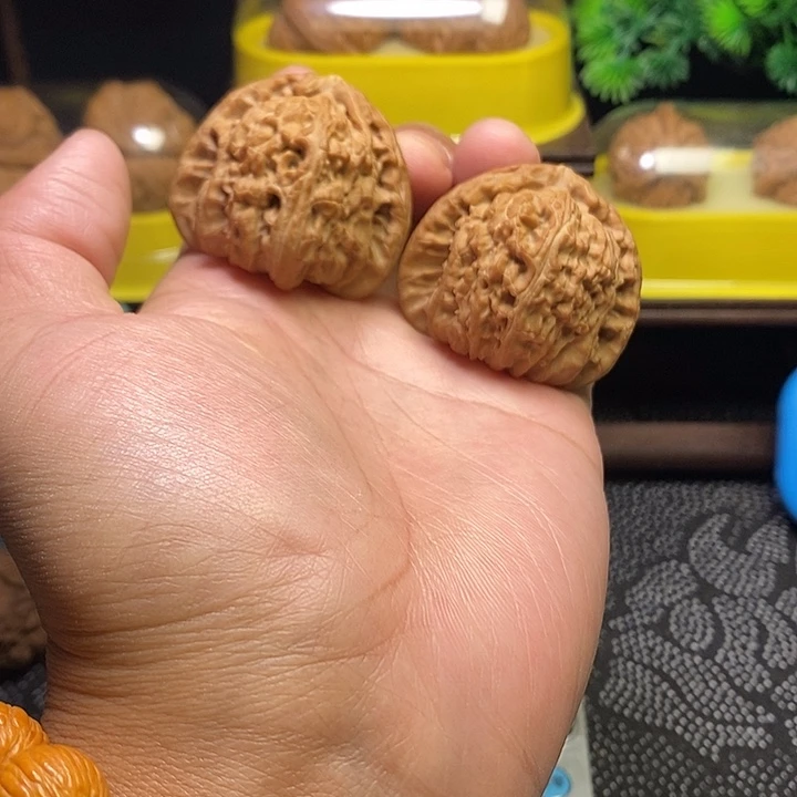 文玩核桃吊坠三角白44