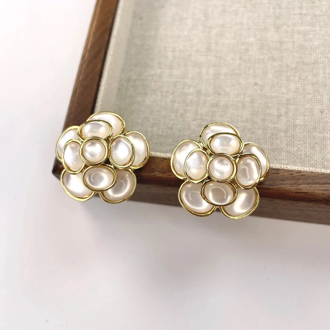 铜合金耳饰  买三送一1193 小香风气质白色轻奢百搭法式耳钉