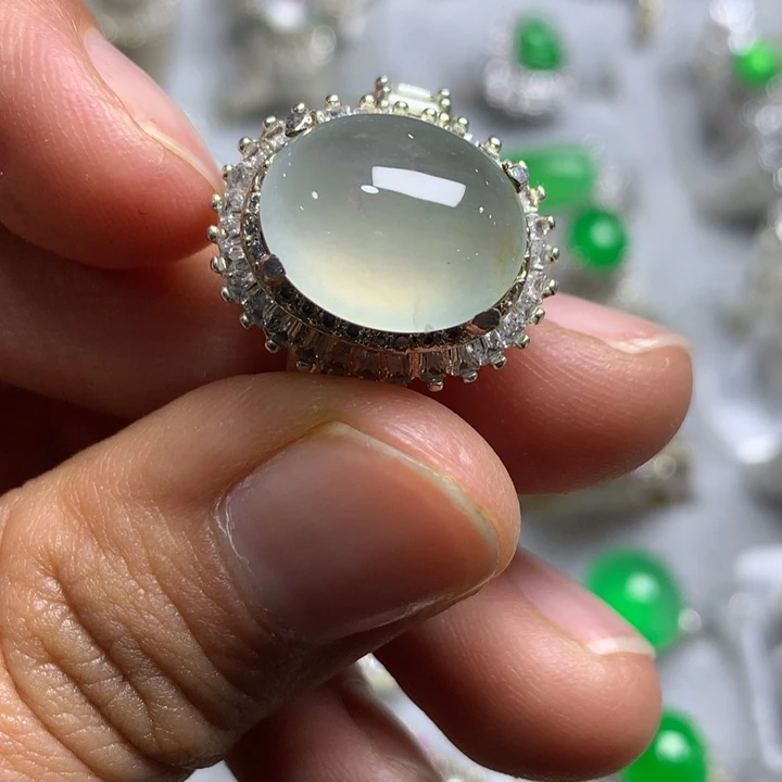 翡翠未镶嵌戒指铜托，卖裸石，需要二次镶嵌