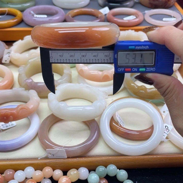 未镶嵌石英岩玉珠宝奇石