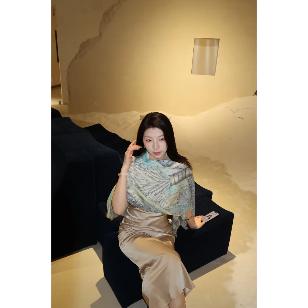 【九九专享】仲夏夜之梦 丝羊毛大方巾保暖披肩  130*130